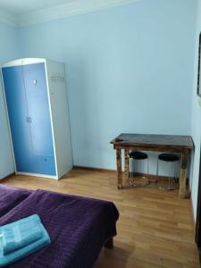 1 dormitorio con cama, escritorio y mesa en Gia Home, en Kobuleti