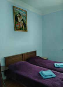 2 Betten in einem Zimmer mit Wandgemälde in der Unterkunft Gia Home in Kobuleti