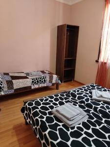 Gia Home في كوبوليتي: غرفة نوم بسريرين بملاءات سوداء وبيضاء