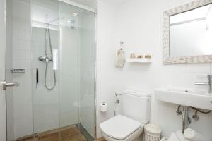 ein Bad mit einer Dusche, einem WC und einem Waschbecken in der Unterkunft L'Hostalet de Cadaques in Cadaqués