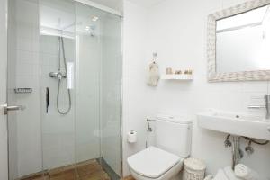 Koupelna v ubytování Hostalet de Cadaques by Suma Hotels + 20 fotografií