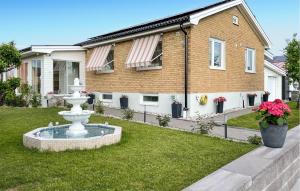 een huis met een fontein in de tuin bij Amazing Apartment In Vimmerby With Kitchen in Vimmerby