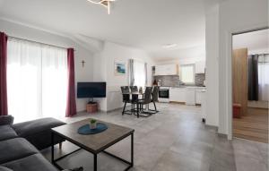 a living room with a couch and a table at 2 Bedroom Cozy Apartment In Rukavac in Rukavac