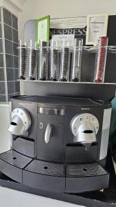 una macchina per caffè espresso seduta sopra un bancone di Hotel Puntazo II a Mojácar