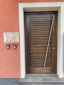 una puerta con una señal en el lateral de un edificio en Neu renovierte FeWo Moritz Nähe HUK, en Coburg