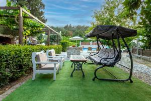 The swimming pool at or close to Villa Rafaela