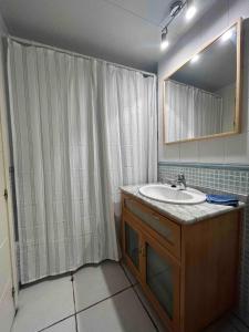 ein Bad mit einem Waschbecken und einem Spiegel in der Unterkunft Ático junto al Mar,Acceso directo a la playa,Jardines de Nuevo Vera,WIFI in Vera