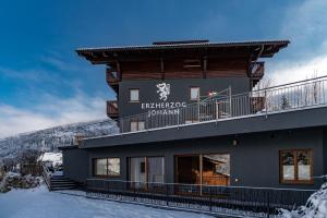 un bâtiment avec un panneau indiquant la montagne de l'entreprise dans l'établissement Erzherzog Johann Alpin Style Hotel - Adults Only, à Schladming