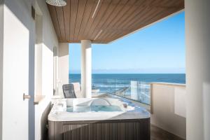 bañera en una habitación con vistas al océano en I Bordin Home en Nettuno