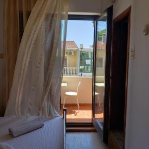 Postel nebo postele na pokoji v ubytování City Center Two-Bedroom Apartment