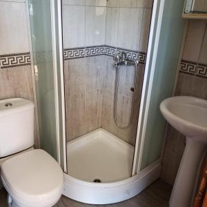 Koupelna v ubytování City Center Two-Bedroom Apartment