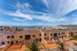 ariale Aussicht auf einen Apartmentkomplex mit Gebäuden in der Unterkunft Callao sunset apartment, sea view and pool in Callao Salvaje