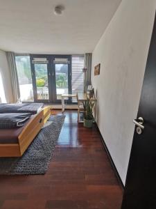 um quarto com uma cama e uma mesa em Terrassenwohnung mit toller Aussicht & zentrumsnah em Hornberg