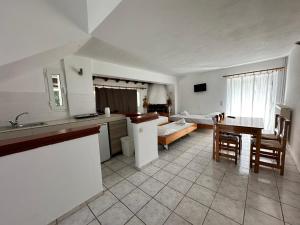 考考納里斯的住宿－Villa Nikos Koukounaries，厨房、带桌子的客厅和用餐室