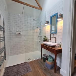 uma casa de banho com um lavatório e um chuveiro em THE ANNEX, Lostwithiel Small Double Bed, Private Parking, Quiet Location em Lostwithiel