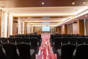 una sala de conferencias con sillas y un escenario con un podio en The Fern - Goregaon en Bombay