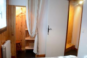 une chambre avec une porte blanche avec un rideau dans l'établissement Chalet Bippo Pyrénées 2000 WiFi fibre, à Bolquère-Pyrénées 2000 29 autres photos
