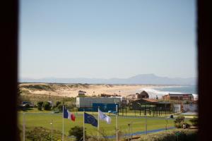 widok na plażę z okna z flagami w obiekcie Capbreton - CERS - Plage - Famille - Wifi w mieście Capbreton
