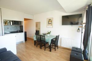 kuchnia i jadalnia ze stołem i krzesłami w obiekcie Capbreton - CERS - Plage - Famille - Wifi w mieście Capbreton +17 zdjęć