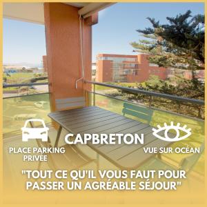 ein Flyer für einen Autoparkservice auf dem Balkon in der Unterkunft Capbreton - CERS - Plage - Famille - Couple in Capbreton