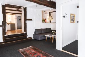 ein Wohnzimmer mit einem Sofa und einem Tisch in der Unterkunft Hotel Hamlet in Helsingør