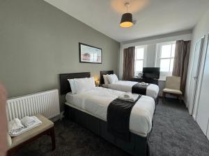 Llit o llits en una habitació de The Strand Hotel