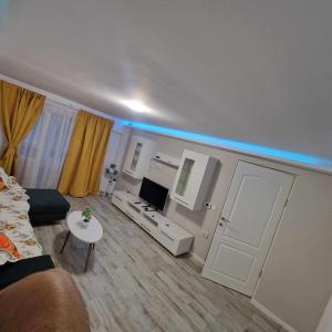A television and/or entertainment centre at Luxurious apartment with 3 rooms and 2 bathrooms in Corabia