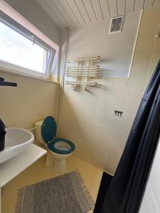 un bagno con un water e un lavandino di Pokoje Krosno a Krosno
