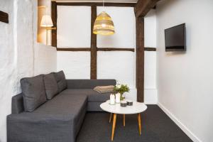 a living room with a couch and a table at Hotel Hamlet in Helsingør