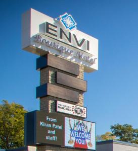 un panneau indiquant l'entrée d'un bâtiment avec des panneaux dans l'établissement Envi Boutique Hotel, à Henderson