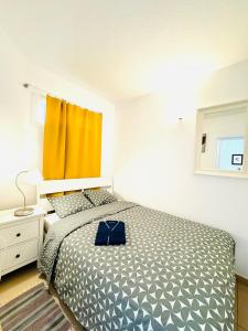 - une chambre avec un lit doté d'un sac bleu dans l'établissement Azahara Playa III, à Arona