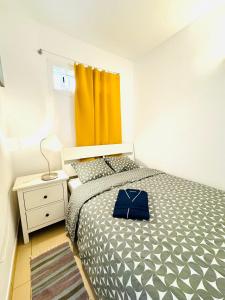 - une chambre avec un lit doté d'un sac bleu dans l'établissement Azahara Playa III, à Arona