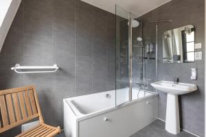 Koupelna v ubytování La Maison des Carmes - Patio couvert - Hypercentre + 30 fotografií