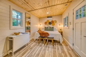 ein Schlafzimmer mit einem Bett in einem winzigen Haus in der Unterkunft Couples Retreat: King Bed:Hot tub:Firepit & More in Blue Ridge