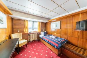 a train room with a bed and a tv at Botel Albatros in Prague