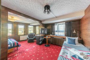 um quarto de hotel com duas camas e uma secretária em Botel Albatros em Praga