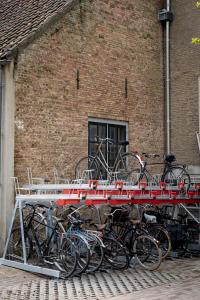 een groep fietsen geparkeerd voor een bakstenen gebouw bij Stadsklooster Dordt Hotel&Hostel in Dordrecht