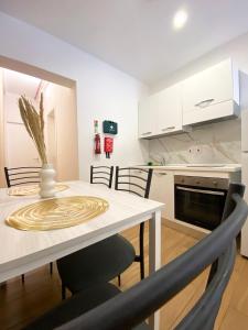 una cucina e una sala da pranzo con tavolo e sedie di Miami Apartments a San Giuliano