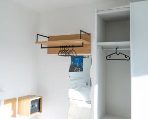 Pokój z łóżkiem piętrowym i telewizorem w obiekcie I Bordin Home w mieście Nettuno