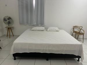 Ένα ή περισσότερα κρεβάτια σε δωμάτιο στο Casa em Aracruz ES