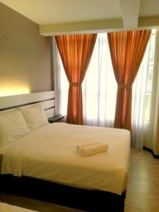 ein Hotelzimmer mit einem Bett mit einem Handtuch darauf in der Unterkunft Grand Kapar Hotel Kuala Selangor in Kuala Selangor
