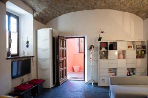 Casa Bia في بورليتسا: غرفة معيشة مع أريكة وتلفزيون