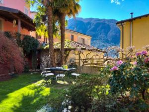 Casa Bia في بورليتسا: فناء مع طاولة وكراسي في ساحة