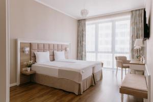 una camera d'albergo con letto e finestra di Impresamente Art Hotel a Sofia