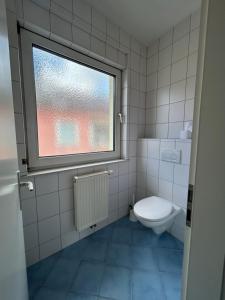 bagno con servizi igienici e finestra. di Apartment Bambi a Mautern an der Donau