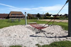 un'amaca seduta sulla sabbia in un parco di Haus Klaarstrand a Wenningstedt