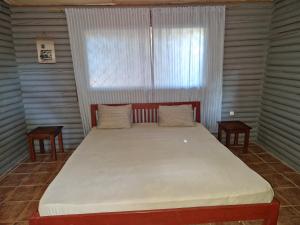 Ένα ή περισσότερα κρεβάτια σε δωμάτιο στο Bungalow chez Mouch Nosy Be 1