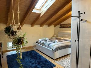 Postel nebo postele na pokoji v ubytování Residence Belvedere Barcis Mansarde