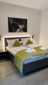 1 dormitorio con 1 cama grande en una habitación en GuestHouse Große Linde, en Karlsruhe