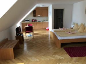 una camera con un grande letto e una cucina di Gästehaus im Priesterseminar Salzburg a Salisburgo